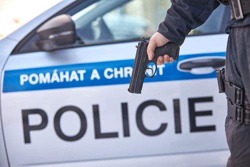 Policie u obviněného ze znásilnění jiného muže v Hradci Králové našla zbraně