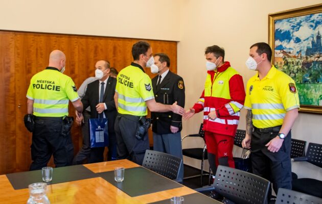 Primátor poděkoval hradeckým strážníkům za záchrany životů