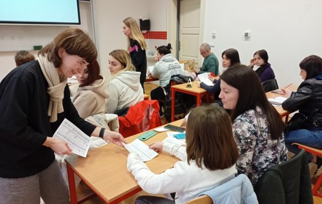 Hradecká diecézní charita zahájila kurzy češtiny pro ukrajinské uprchlíky