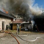 V Kuklenách vypukl požár statku a zničil celou střechu, nikdo nebyl zraněn