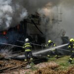 V Kuklenách vypukl požár statku a zničil celou střechu, nikdo nebyl zraněn