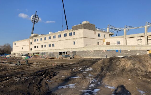 Stadion se nestihne dokončit včas, tvrdí správce stavby. Ohrožen je i start ligy