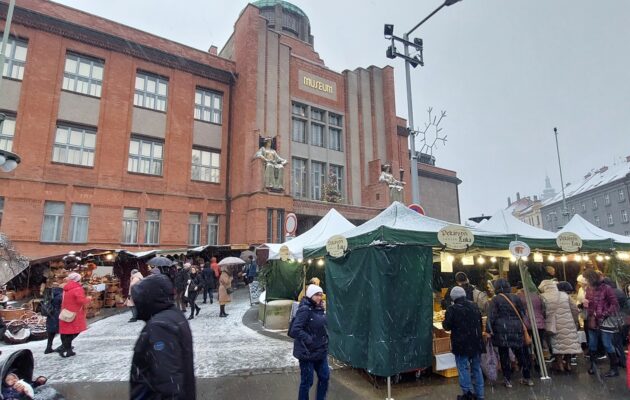 OBRAZEM: U muzea začaly zasněžené adventní trhy, potrvají do neděle