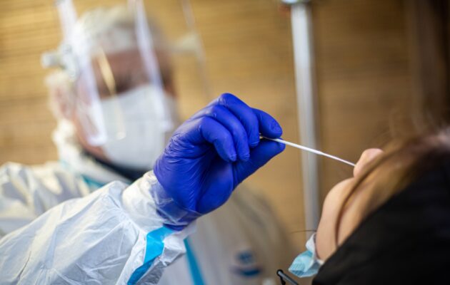 Hradecká laboratoř zachytila novou mutaci. Jde o první výskyt v Česku