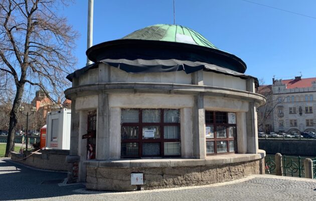 Oprava posledního kiosku na Pražském mostě bude hotová do konce roku
