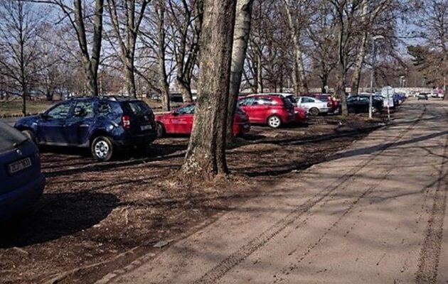 Divoké parkování u Labe vedle hradecké fakultní nemocnice končí
