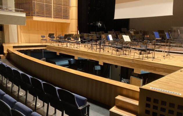 Nová sezóna hradecké Filharmonie začne na opravených prknech
