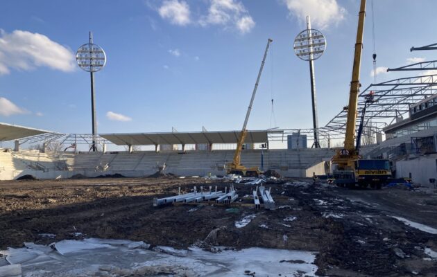 OBRAZEM: Stará tribuna začíná mizet, na stadion brzy nastoupí trávníkáři