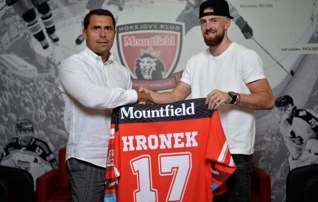 Hokejový obránce Filip Hronek bude hájit barvy Mountfield HK do konce roku