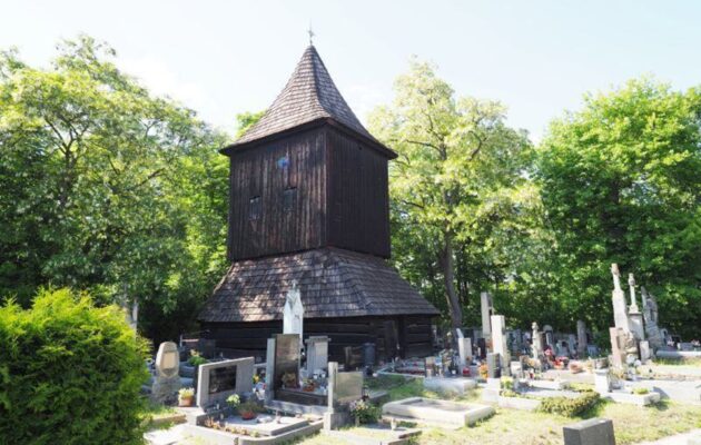Záchrana dřevěné zvonice na Novém Hradci úspěšně pokračuje