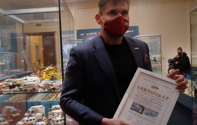 Sběratel Truhlář převzal certifikát o rekordu v počtu záchranářských modelů