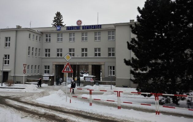 Fakultní nemocnice už týdny čelí velkému náporu pacientů s nákazou covid-19