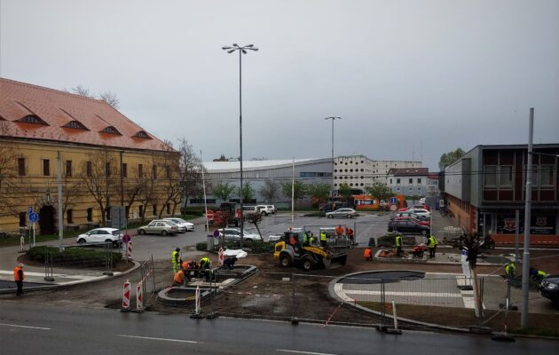 Prostor před zimním stadionem prochází zásadní stavební proměnou
