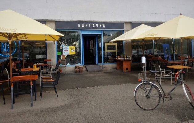 V restauracích začal personál kontrolovat bezinfekčnost hostů, zatím bez potíží