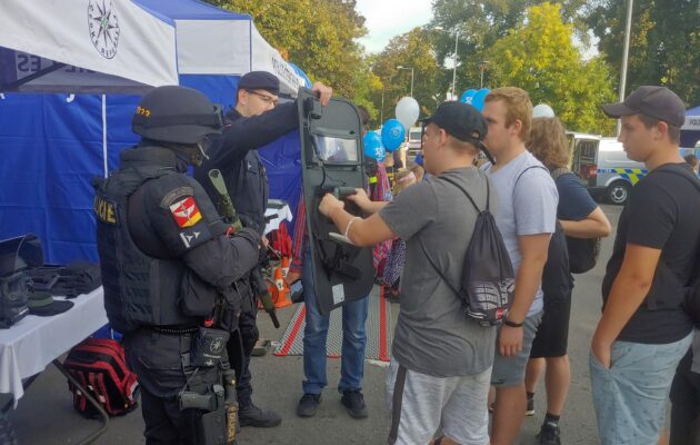 Nábřeží řeky Labe obsadili policisté, hasiči, záchranáři a připravili podívanou
