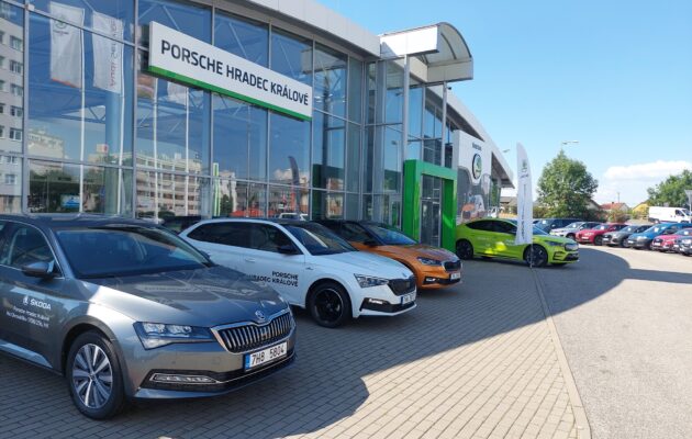 Lidé se nemusí bát, aut máme dostatek, říká ředitel Porsche Hradec Králové