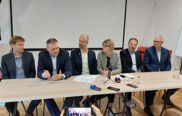 Bizarní tiskovka, pak dohoda. Hradec má koalici, součástí je i Jan Holásek