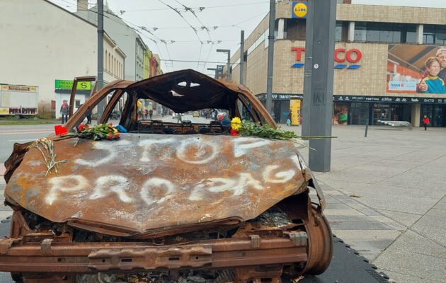 FOTO: V Hradci někdo poničil vraky aut z Ukrajiny, případ už řeší policisté
