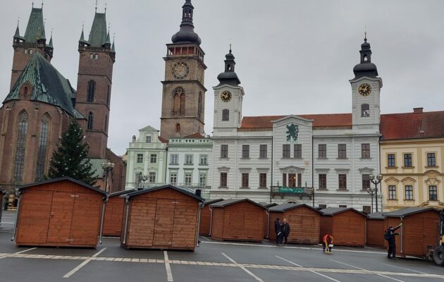 OBRAZEM: Přípravy na trhy vrcholí. Místo aut už jsou na náměstí stánky