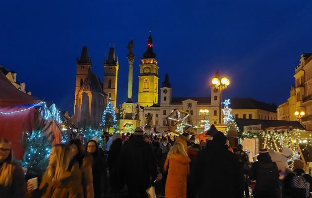 OBRAZEM: Vánoční trhy začaly. Na Velké náměstí dorazily tisíce lidí