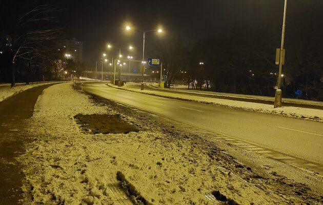 Odtažen. Z trávníku u Gočárova okruhu konečně zmizel autovrak