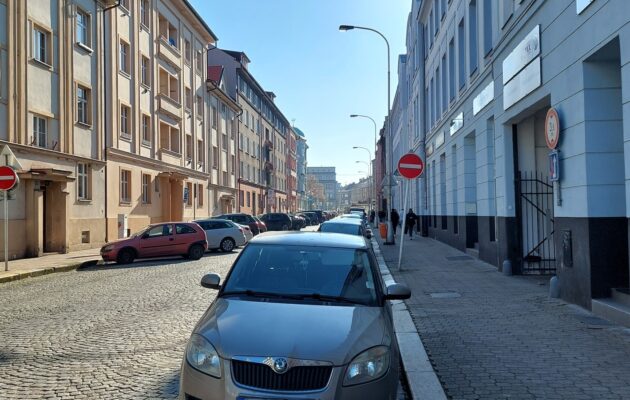 Ve Škroupově ulici vznikne cykloobousměrka, ubyde 22 parkovacích míst