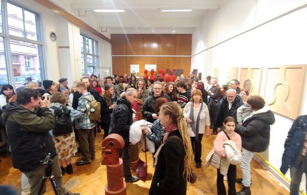 Nová galerie Škroupovka otevřela dveře výstavou Šly panenky silnicí