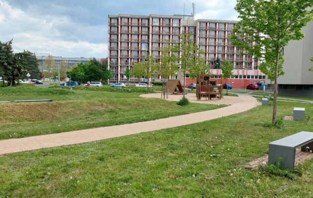 Nová zeleň, lavičky i cesty. Hradec upravil veřejná prostranství v okolí Benešovky