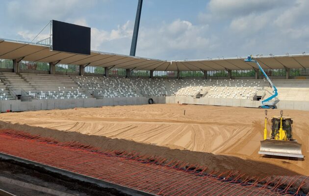 FOTO: Na stadionu už montují sedačky. Kolaudace má být 30.6., první zápas 5.8.