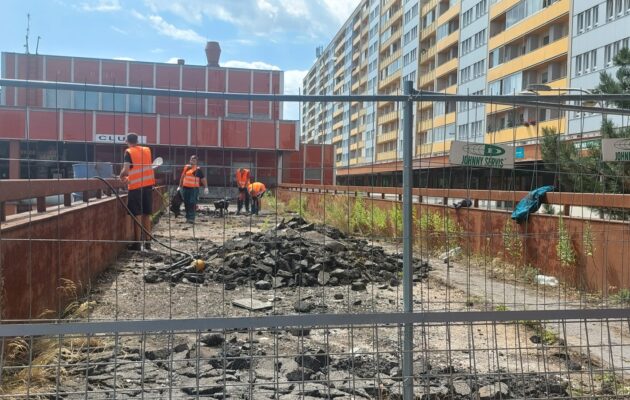 OBRAZEM: Začala demolice roky uzavřené lávky na Benešovce