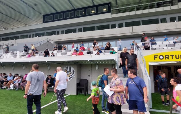 OBRAZEM: Hradec slavnostně otevřel stadion, dorazily tisíce lidí