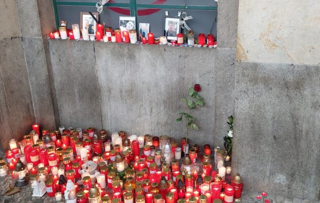 OBRAZEM: Se zesnulým chlapcem se na nádraží přišly rozloučit stovky lidí