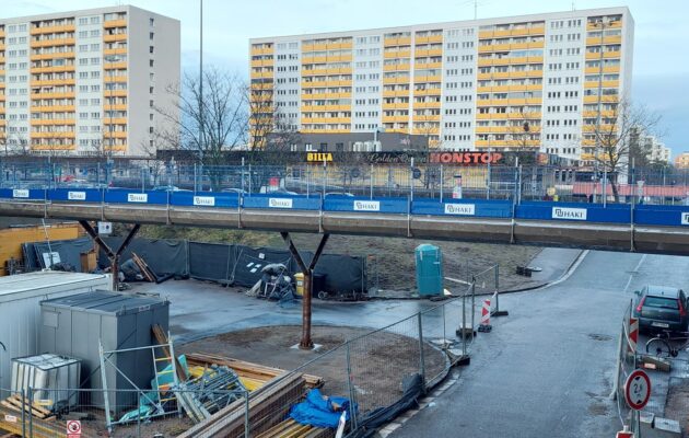 FOTO: Stavba lávky u Kozlovky míří do finiše, hotovo bude do konce dubna
