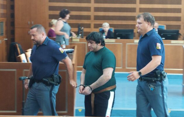 Na nádraží měl ubodat čtrnáctiletého chlapce. U soudu muž vinu odmítá