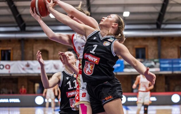 Lvice dělí od vyřazení jedna prohra, na Slavii padly 64:79