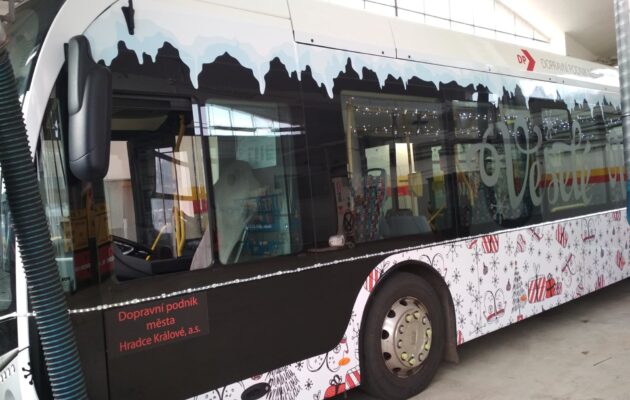 Po Hradci bude od soboty jezdit vánoční elektrobus