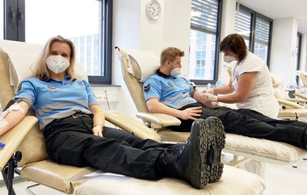Strážníci opět vyrazili darovat krev. Přišlo i sedm prvodárců