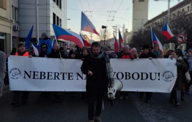 Hradcem v sobotu prošel dav odpůrců protiepidemických opatření