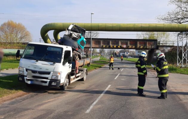 Valník s naloženým bagrem narazil do viaduktu v ulici Akademika Bedrny