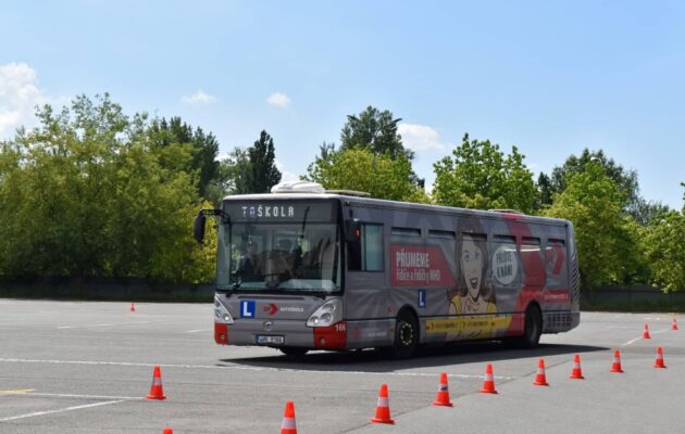 Zkusit řídit autobus si přišlo 38 lidí, někteří mají o práci řidiče vážný zájem