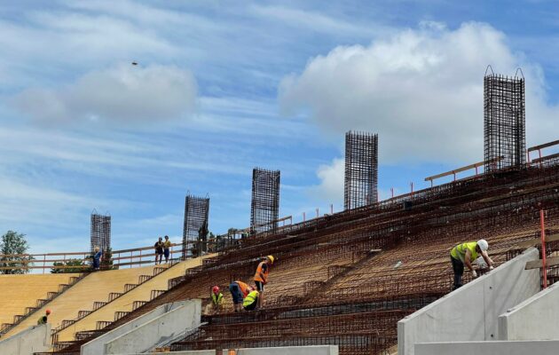 Hradec stavěl dva měsíce fotbalový stadion na černo, tvrdí stavební úřad