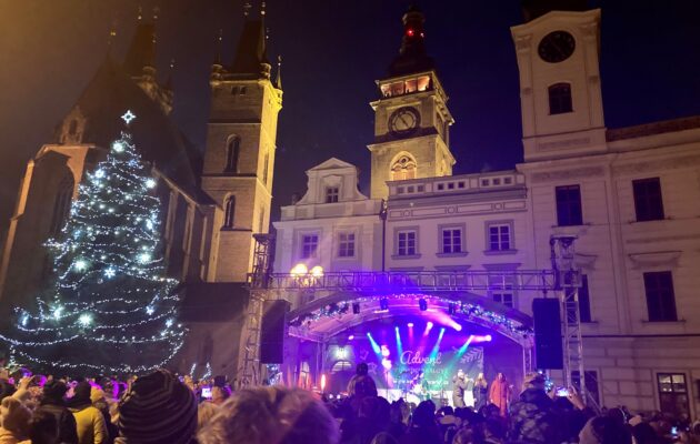OBRAZEM: Na Velkém náměstí se rozsvítil vánoční strom, dorazily davy lidí