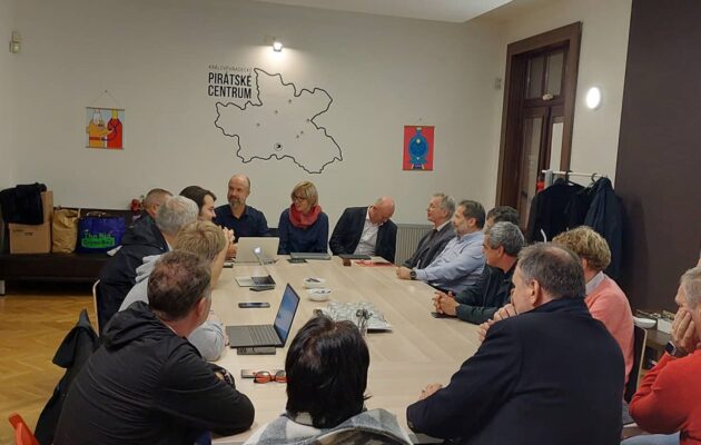 Nekonečný příběh? Jednání o pětikoalici nejsou ani po pěti týdnech u konce