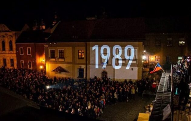 17. listopad v Hradci. Vzpomínat se bude u univerzity i před divadlem