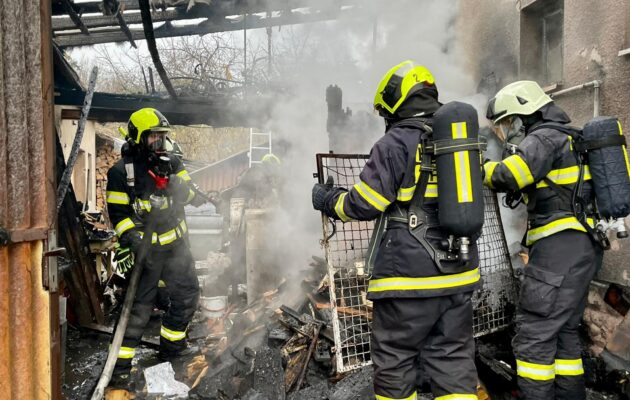 OBRAZEM: Při požáru v Malšovicích shořel přístavek, dům hasiči uchránili