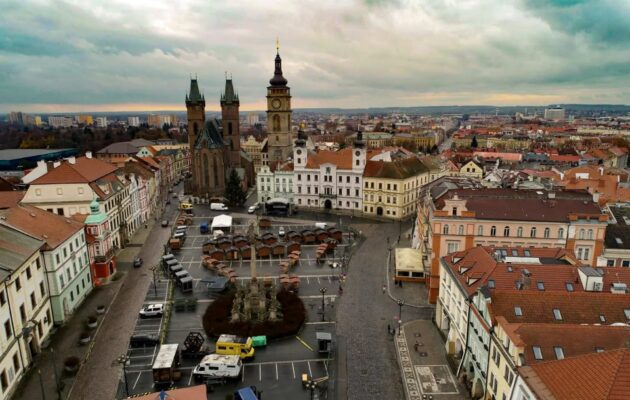 Koncerty, stánky i šapitó. Na Velkém náměstí začaly vánoční trhy