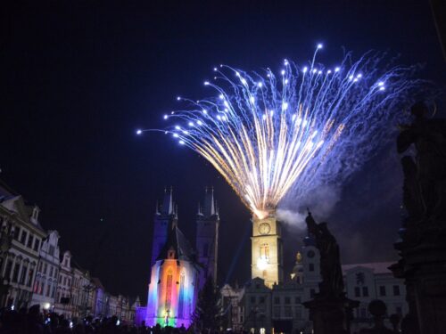 Ohňostrojům v Hradci odzvonilo! Nový rok ozdobí na náměstí videomapping