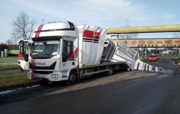 FOTO: Nevešel se. Kamion narazil do viaduktu v ulici Akademika Bedrny