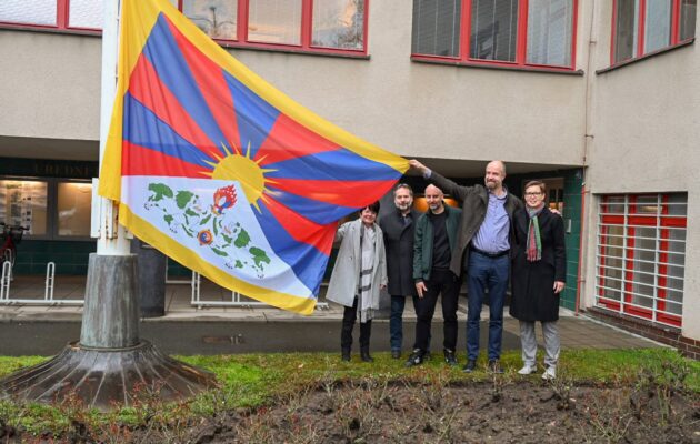 Před magistrátem i krajským úřadem od rána vlají tibetské vlajky