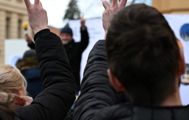 V Hradci protestovaly desítky lidí proti nízkým mzdám na vysokých školách